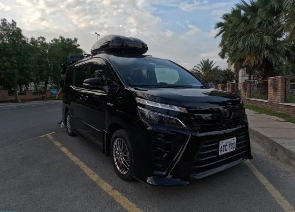 toyota-voxy-hybrid-x-2019-model-big-0